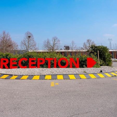 Апарт отель Golf Residenza Пескьера-дель-Гарда Экстерьер фото