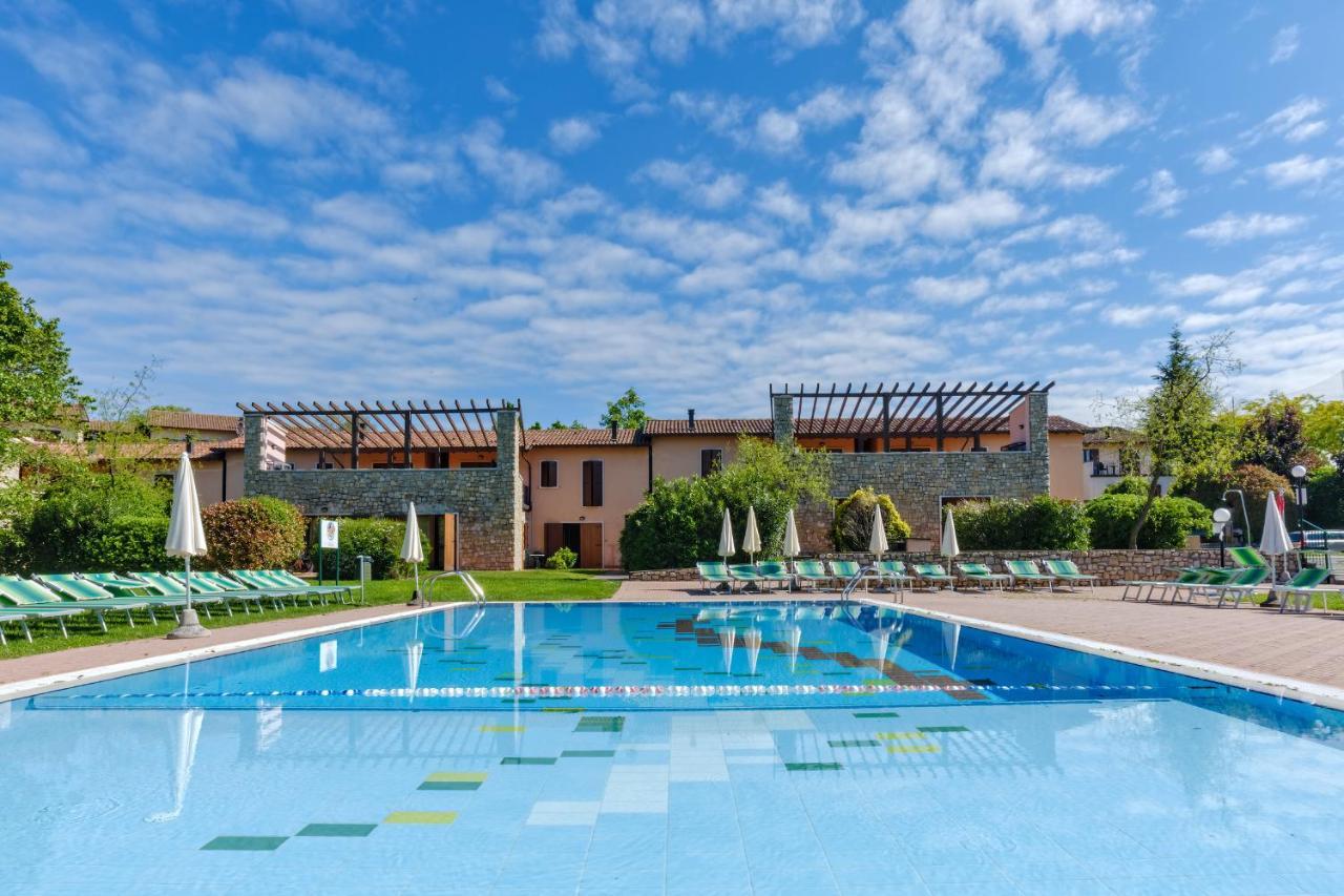 Апарт отель Golf Residenza Пескьера-дель-Гарда Экстерьер фото